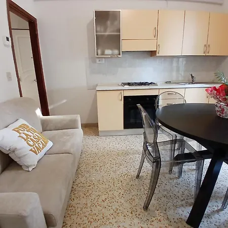 Accogliente Bilocale Con Terrazzo A Pinarella Di - Cv006 Διαμέρισμα