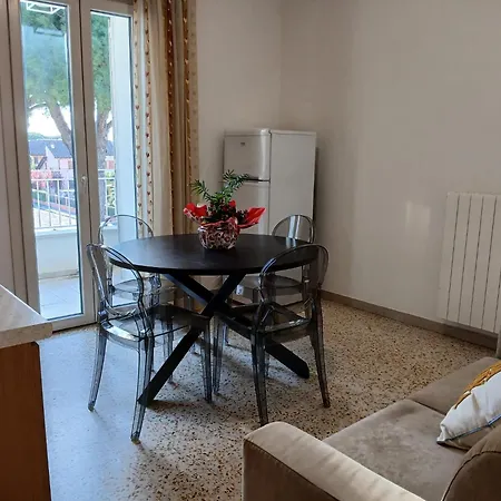 Accogliente Bilocale Con Terrazzo A Pinarella Di - Cv006 *