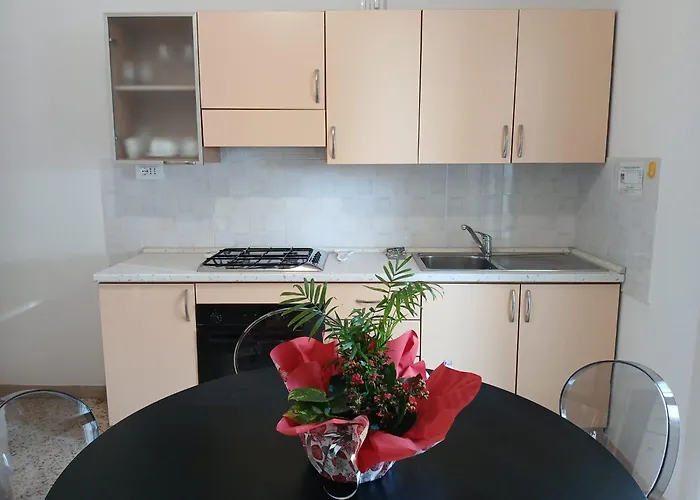 Accogliente Bilocale Con Terrazzo A Pinarella Di - Cv006 *