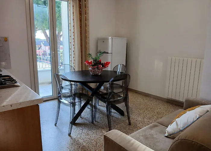 Accogliente Bilocale Con Terrazzo A Pinarella Di - Cv006 *