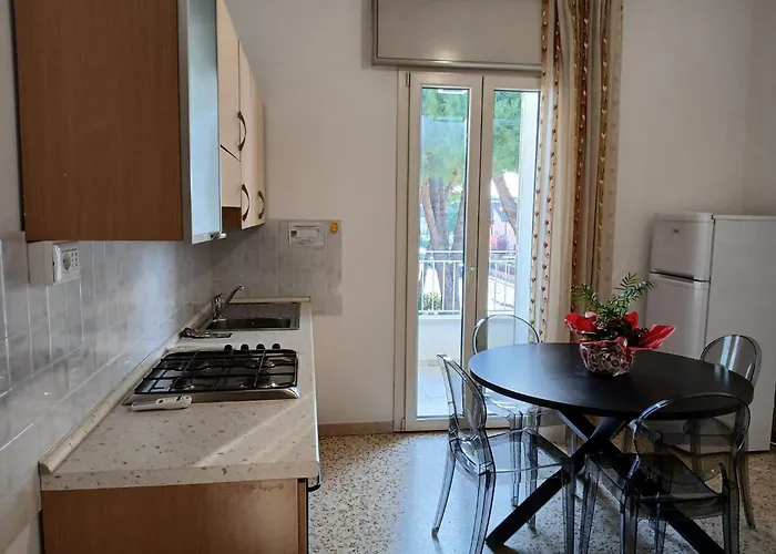 Apartment Accogliente Bilocale Con Terrazzo A Pinarella Di - Cv006 *