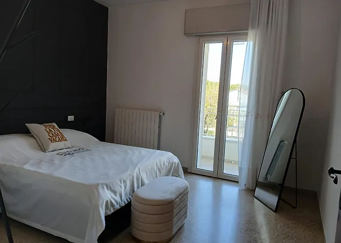 Accogliente Bilocale Con Terrazzo A Pinarella Di - Cv006 Apartment *