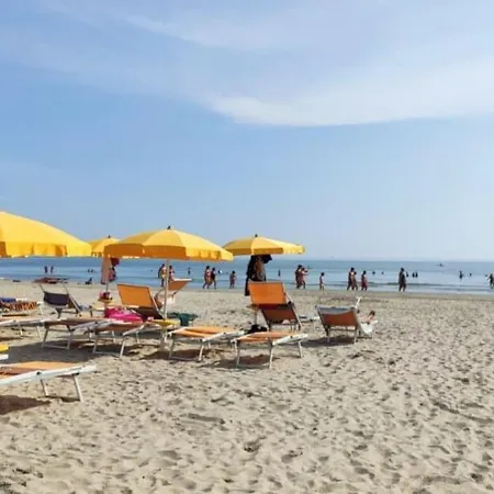 Accogliente Bilocale Con Terrazzo A Pinarella Di - Cv006 *