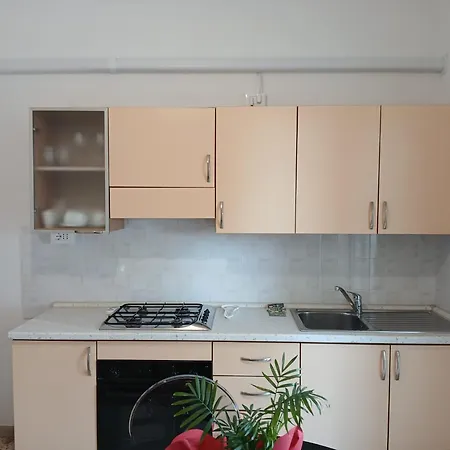 Accogliente Bilocale Con Terrazzo A Pinarella Di - Cv006 Cervia
