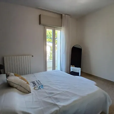 Appartamento Accogliente Bilocale Con Terrazzo A Pinarella Di - Cv006 *