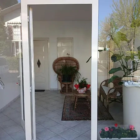 Lägenhet Accogliente Bilocale Con Terrazzo A Pinarella Di - Cv006