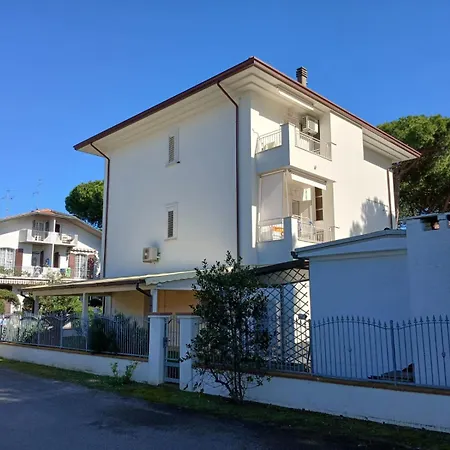 Accogliente Bilocale Con Terrazzo A Pinarella Di - Cv006 *