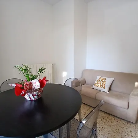 Lägenhet Accogliente Bilocale Con Terrazzo A Pinarella Di - Cv006 *