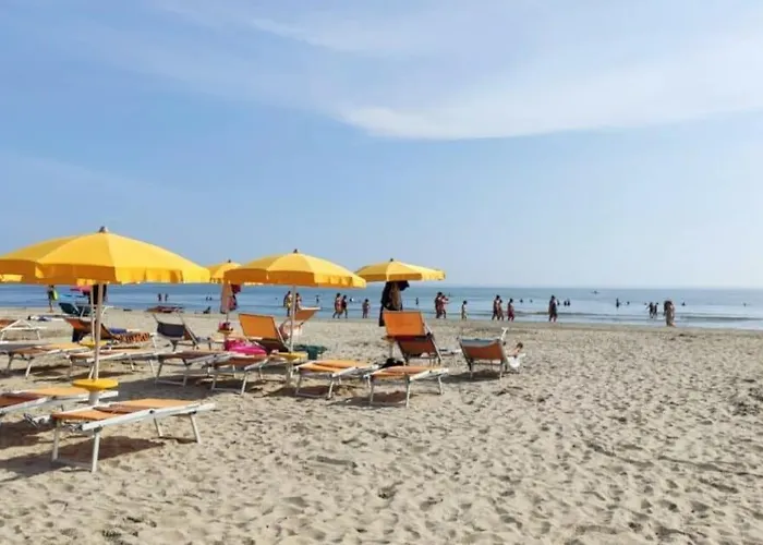 Accogliente Bilocale Con Terrazzo A Pinarella Di - Cv006 *