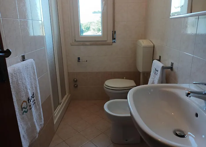 Accogliente Bilocale Con Terrazzo A Pinarella Di - Cv006 * Cervia