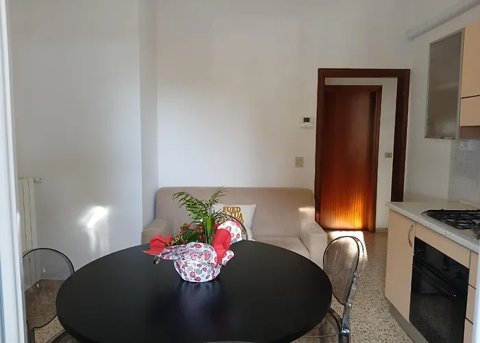 Accogliente Bilocale Con Terrazzo A Pinarella Di - Cv006 Appartamento
