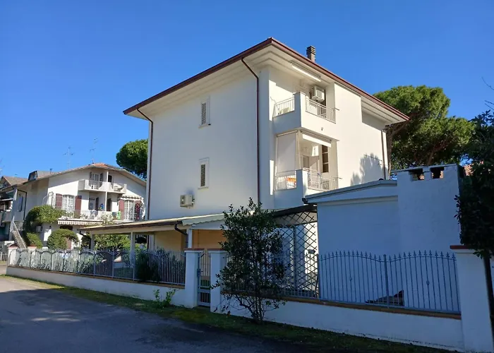 Accogliente Bilocale Con Terrazzo A Pinarella Di - Cv006 *