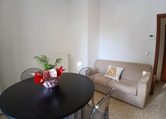 Appartamento Accogliente Bilocale Con Terrazzo A Pinarella Di - Cv006 *